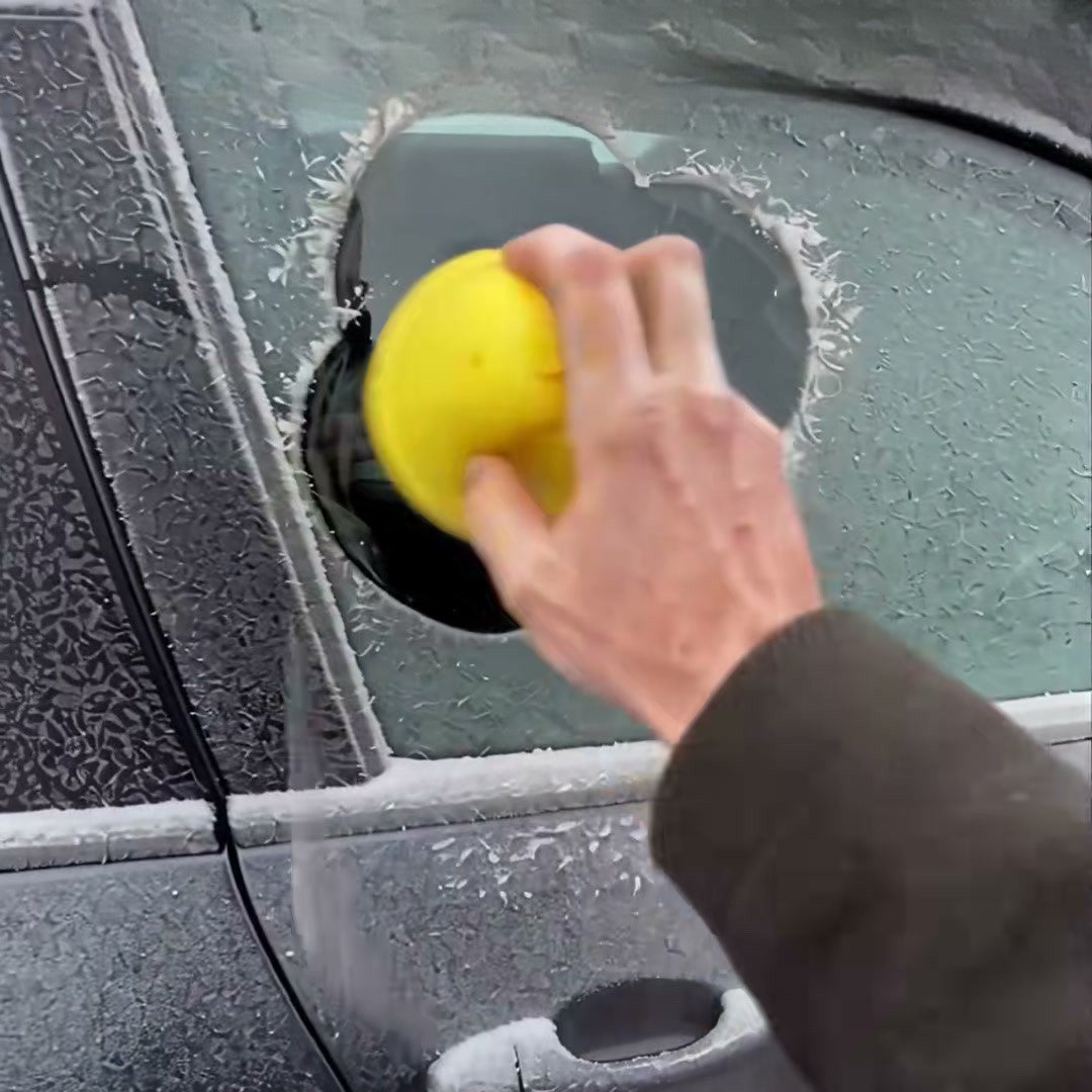 Compact electric ice scraper clearing ice from a car side window